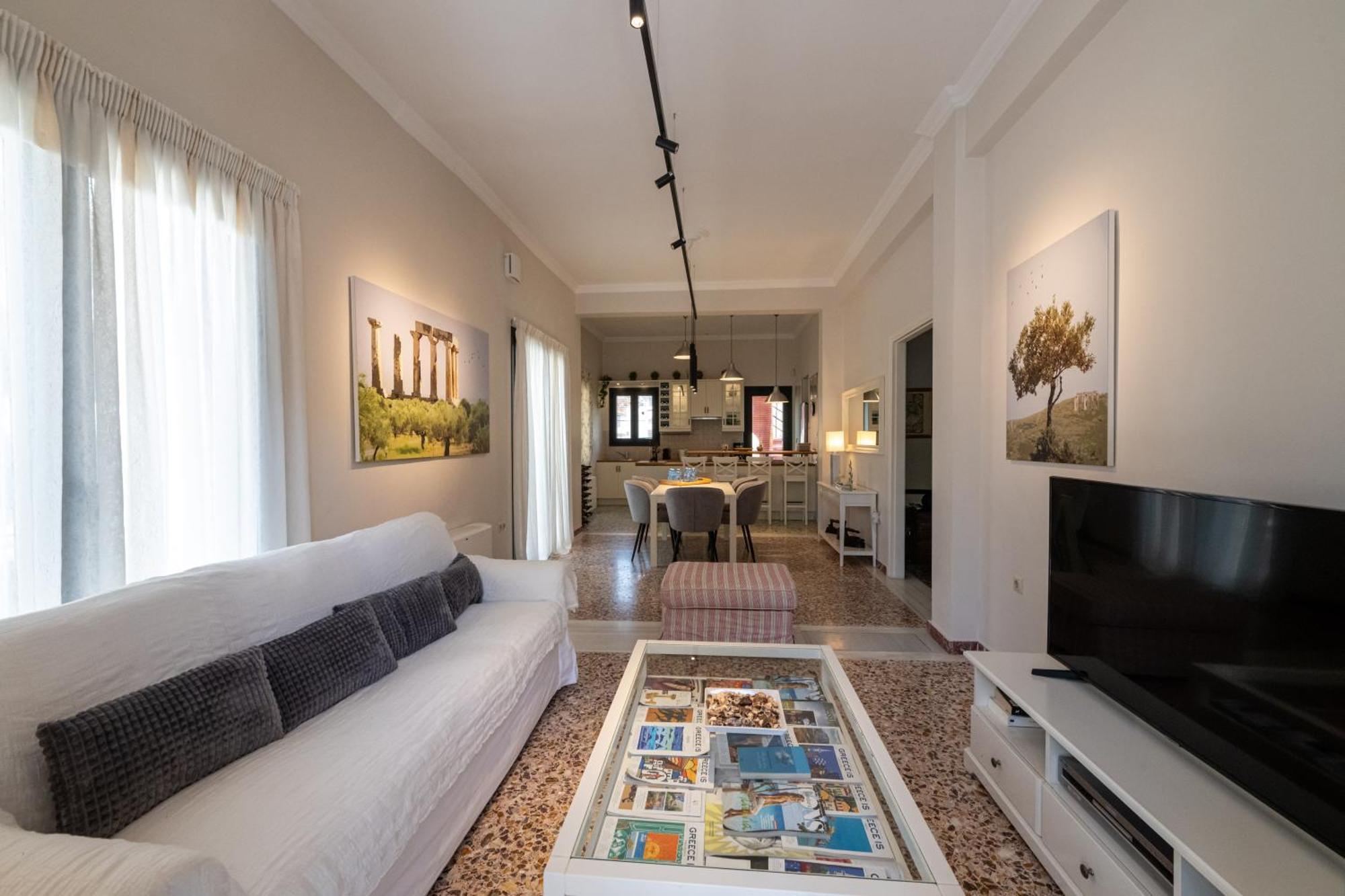 Angelinas Quarters - Mediterranean Villa